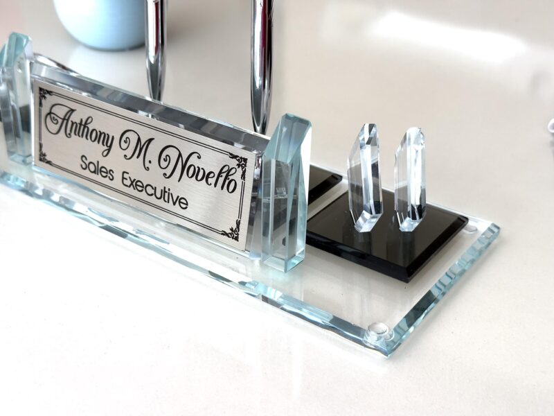 il_fullxfull.6958844034_2n4l-1.jpg Luxury Glass Desk Nameplate | 1.77 x 5.90 in | Analog Clock & Pens